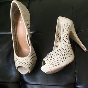Apt 9 peep toe heels in cream size 6.5